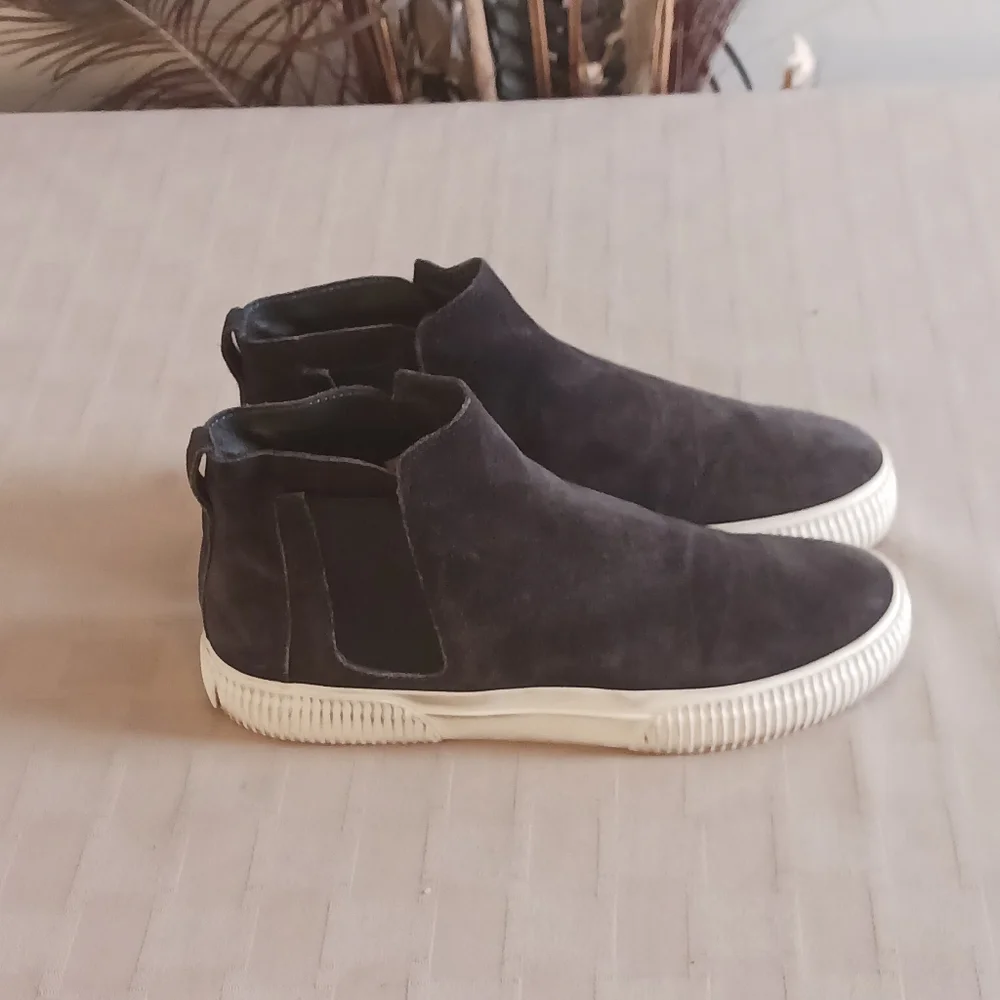 Vince suede upper